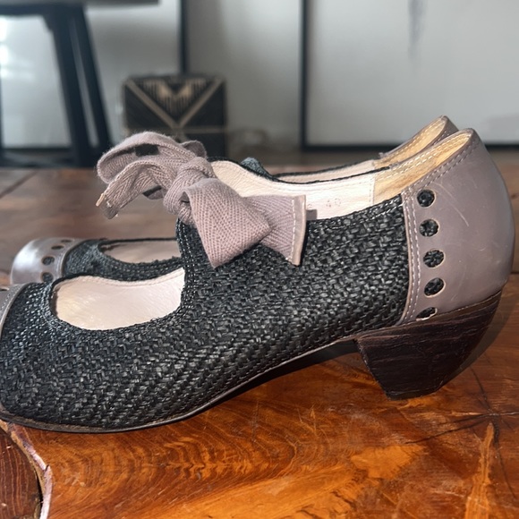 Brand: All Black. Size 40, materials: tilapia fish skin & recycled newspaper. - Picture 5 of 14